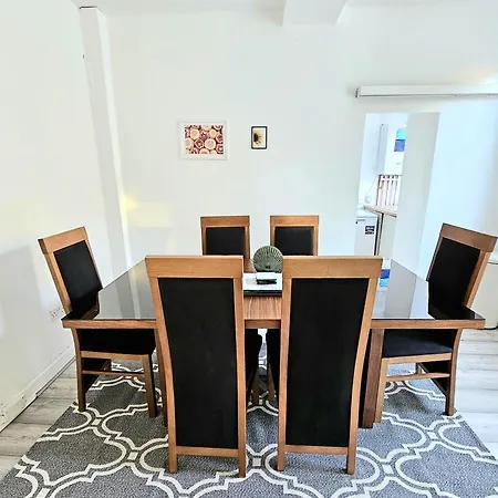 Spacious Haven With Free Parking בית נופש גלאזגו