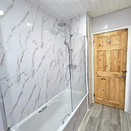 Дом отдыха Spacious Haven With Free Parking Глазго