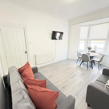 2br, Sleeps 6, Green, Free Parking & Walk Dist To Centre * Glasgow