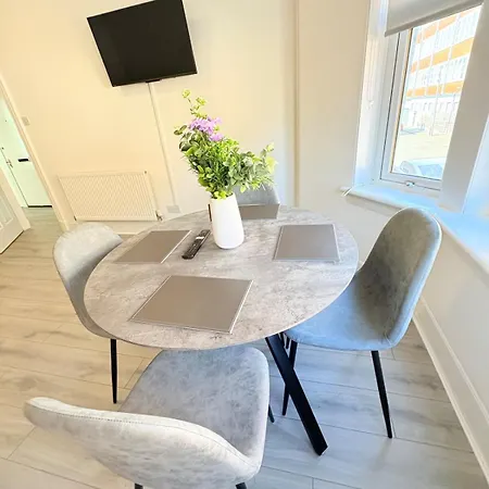 Appartement 2br, Sleeps 6, Green, Free Parking & Walk Dist To Centre *