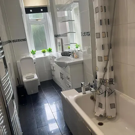 3br Near Ibrox Subway Sleeps 7 And Parking 글라스고