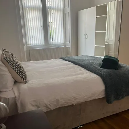 3br Near Ibrox Subway Sleeps 7 And Parking