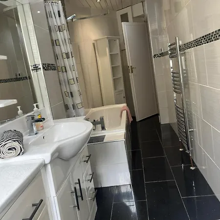 3br Near Ibrox Subway Sleeps 7 And Parking グラスゴー