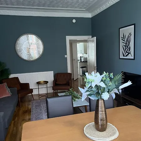 3br Near Ibrox Subway Sleeps 7 And Parking *