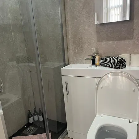 3br Near Ibrox Subway Sleeps 7 And Parking 아파트 글라스고