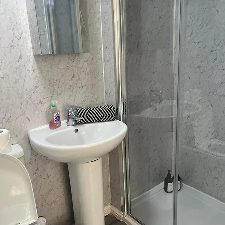 3br Near Ibrox Subway Sleeps 7 And Parking * 글라스고