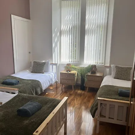 3br Near Ibrox Subway Sleeps 7 And Parking 아파트