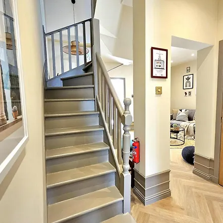 Ferienhaus Newly Renovated Gem - Free Parking & Modern Comfort