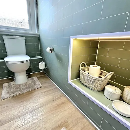 Newly Renovated Gem - Free Parking & Modern Comfort * Glasgow