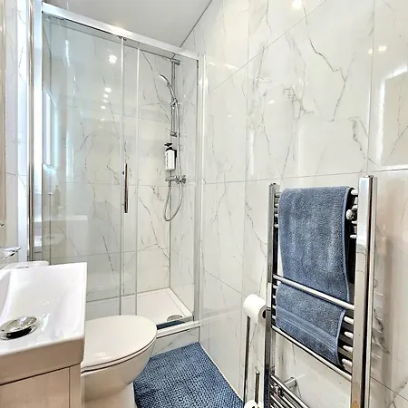 Newly Renovated Gem - Free Parking & Modern Comfort * Glasgow