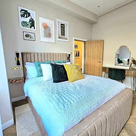 Newly Renovated Gem - Free Parking & Modern Comfort Ferienhaus *