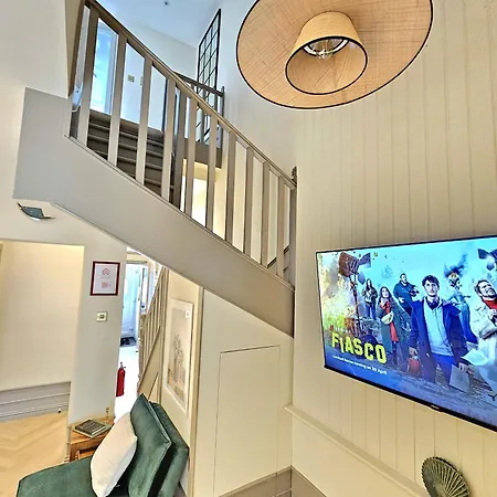 Newly Renovated Gem - Free Parking & Modern Comfort Glasgow