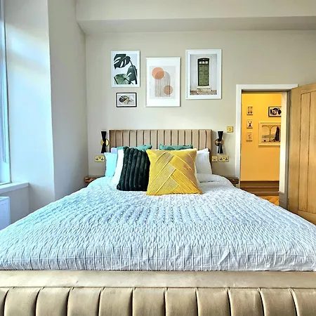 Newly Renovated Gem - Free Parking & Modern Comfort * Glasgow