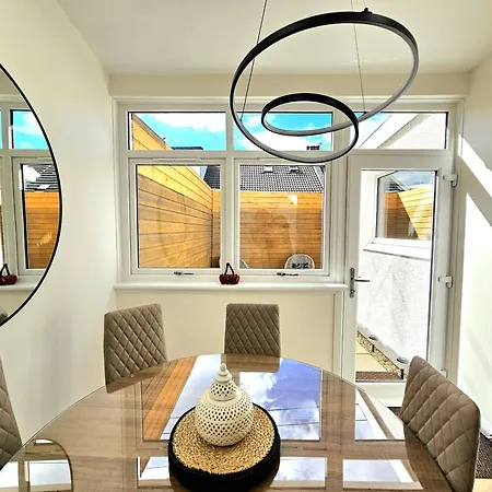 Newly Renovated Gem - Free Parking & Modern Comfort Ferienhaus *