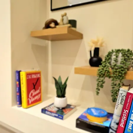 Newly Renovated Gem - Free Parking & Modern Comfort Ferienhaus