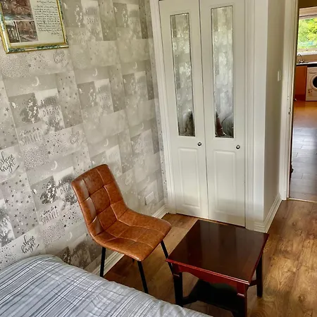 Apartment 3 Beds In A 2 Bedroom Cosy Located Close To Centre Glasgow