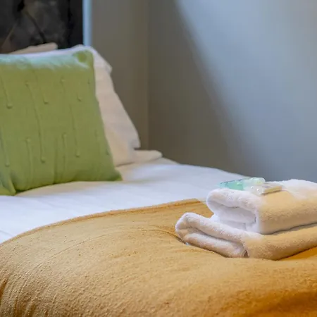 Happy Haven Home, West End - Pass The Keys *