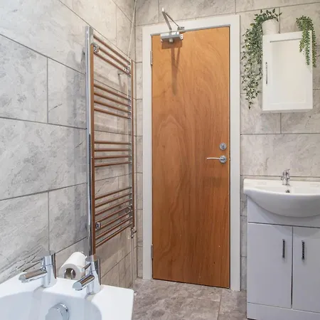 Gem Main Door Parking - Pass The Keys Apartament