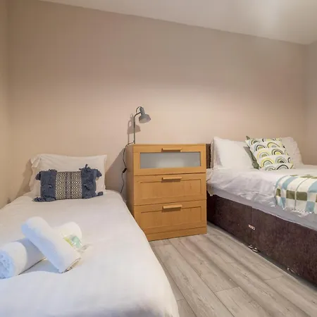 Gem Main Door Parking - Pass The Keys Apartman