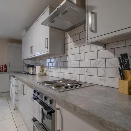 Gem Main Door Parking - Pass The Keys *