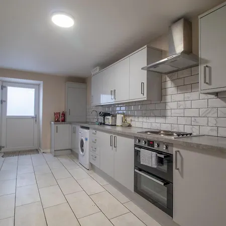 Gem Main Door Parking - Pass The Keys Glasgow