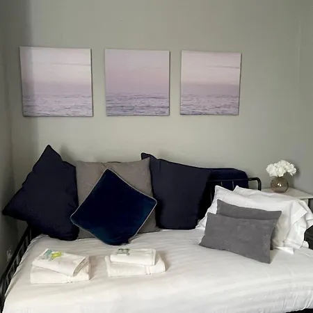 Spacious Hillhead Haven - Pass The Keys