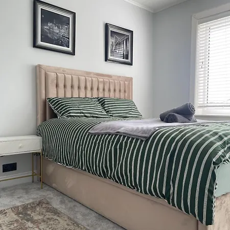Spacious 4-bedroom Family In Giffnock Holiday home Glasgow