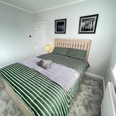 Spacious 4-bedroom Family In Giffnock Holiday home