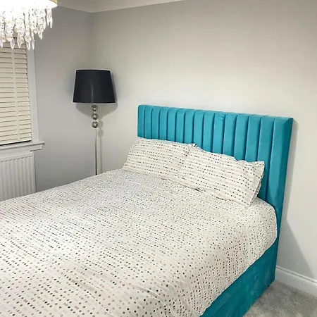 Spacious 4-bedroom Family In Giffnock Holiday home Glasgow
