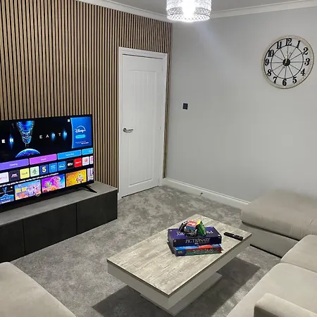 Holiday home Spacious 4-bedroom Family In Giffnock *