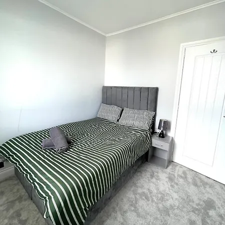 Spacious 4-bedroom Family In Giffnock Holiday home