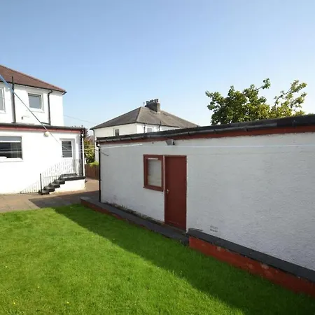 Spacious 4-bedroom Family In Giffnock Holiday home *