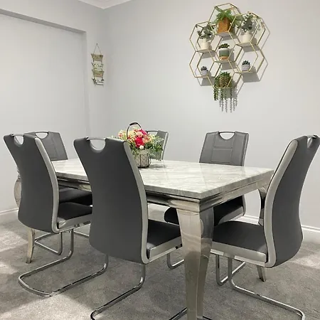 Spacious 4-bedroom Family In Giffnock Holiday home Glasgow