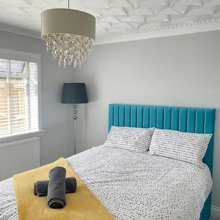Spacious 4-bedroom Family In Giffnock Holiday home Glasgow