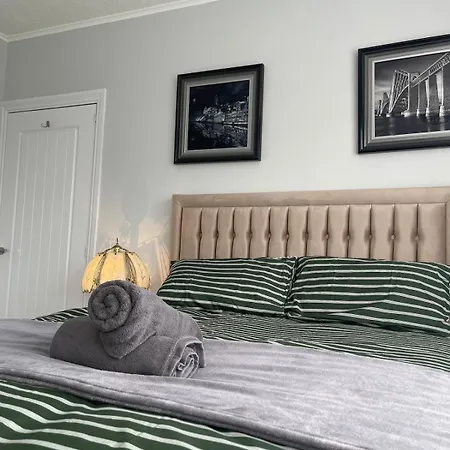 Spacious 4-bedroom Family In Giffnock Holiday home Glasgow
