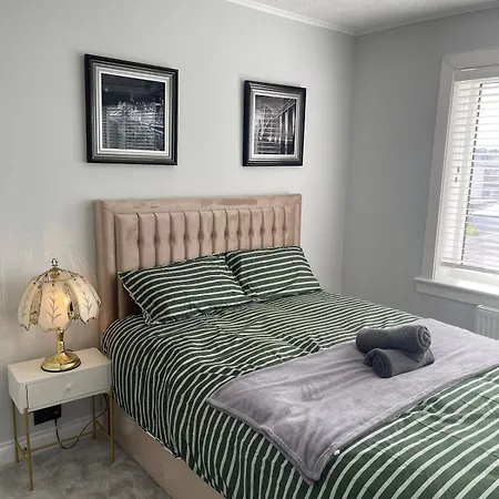 Spacious 4-bedroom Family In Giffnock Glasgow