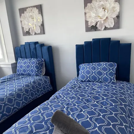 Holiday home Spacious 4-bedroom Family In Giffnock