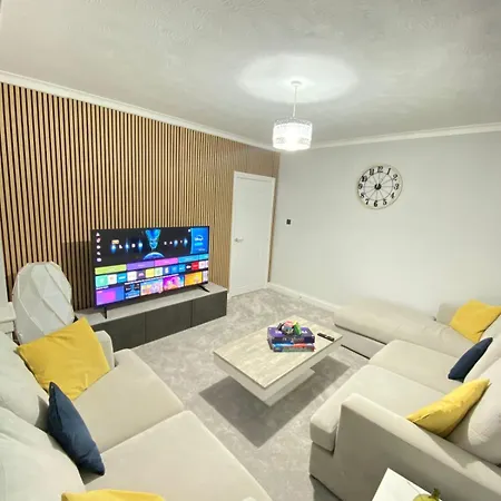 Spacious 4-bedroom Family In Giffnock Holiday home *