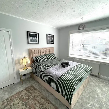 Holiday home Spacious 4-bedroom Family In Giffnock Glasgow