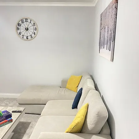Holiday home Spacious 4-bedroom Family In Giffnock *