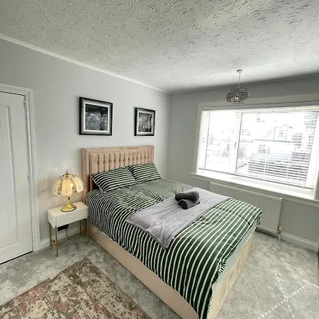Spacious 4-bedroom Family In Giffnock *