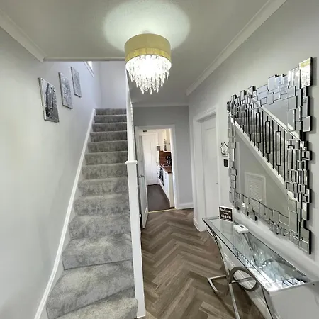 Spacious 4-bedroom Family In Giffnock * Glasgow