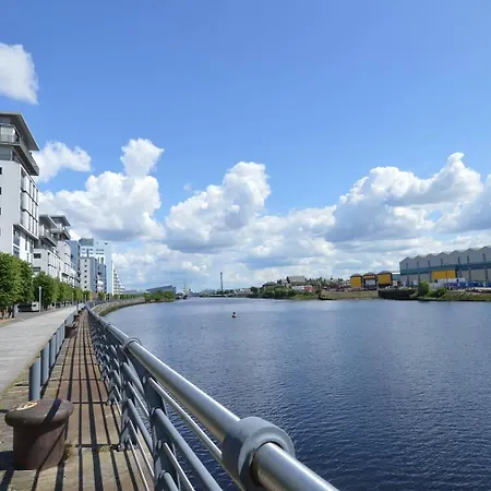 Homestay Private And Bathroom In Shared Flat With Parking Glasgow