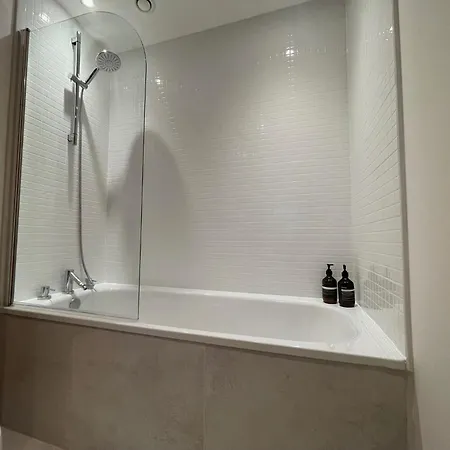 Private And Bathroom In Shared Flat With Parking