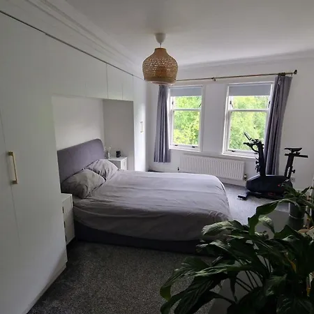 Modern Three-bedroom In Leafy West End With Private Parking Appartement Glasgow