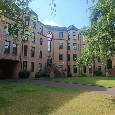 Modern Three-bedroom In Leafy West End With Private Parking Apartment *