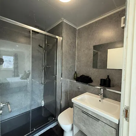 Luxurious 2 Bedroom, 8 Mins From Centre Bed & Breakfast *