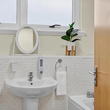 Apartamento Modern 2-bedroom Flat In Centre, Near Galsgow *