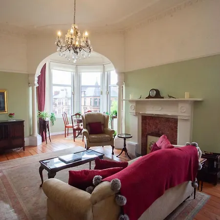 Mansion Flat With Turret Views, Sunsets, Close To Transport Глазго