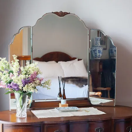 Mansion Flat With Turret Views, Sunsets, Close To Transport *